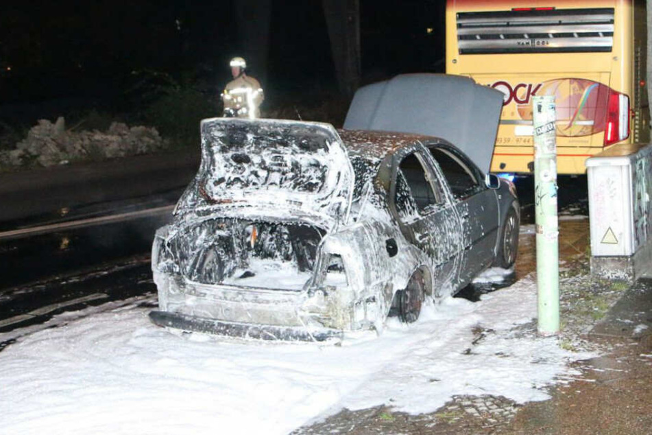 Der Wagen wurde durch den Brand schwer beschädigt.