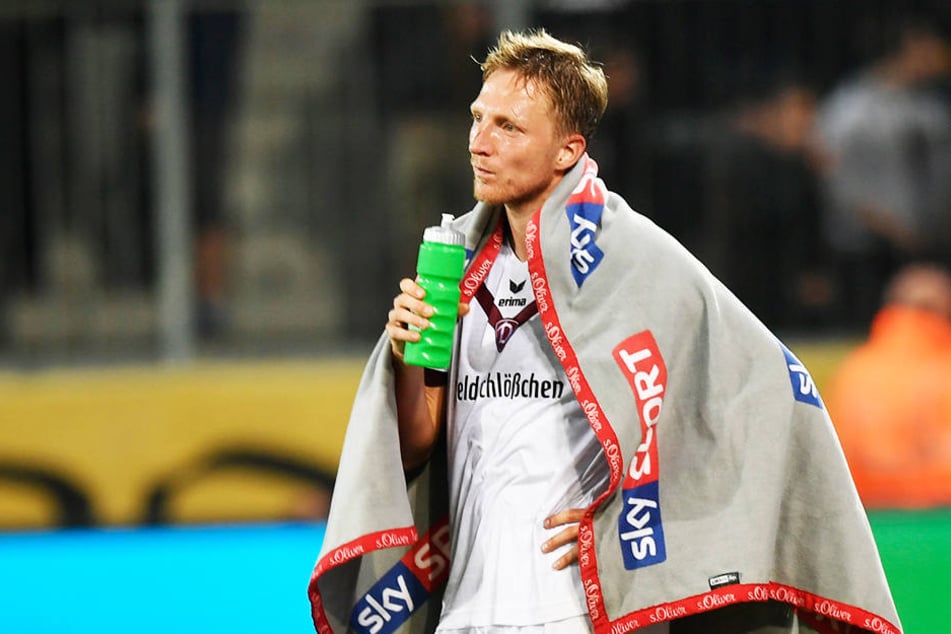Da können sich einige warm anziehen! Dynamo-Kapitän Marco Hartmann war nach
dem 0:2 gegen Bielefeld total bedient.