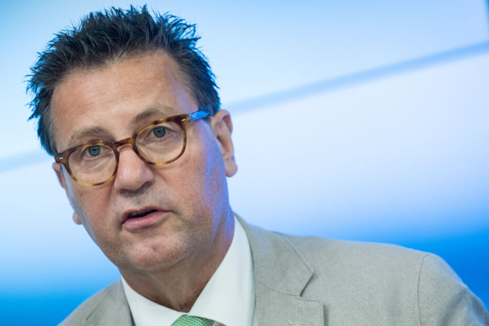 Baden-Württembergs Agrarminister Peter Hauk (CDU) stellt am Mittwoch in Stuttgart die schädlichen Auswirkungen des Borkenkäfers vor.