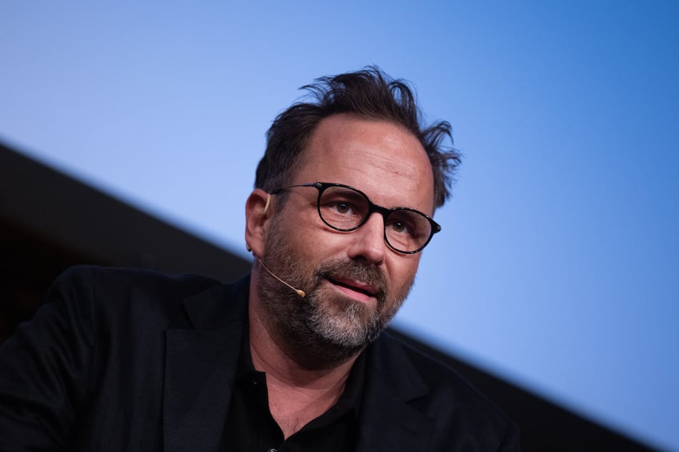 Kurt Krömer (50) bekam von Studiogast Schupfpulver geschenkt.