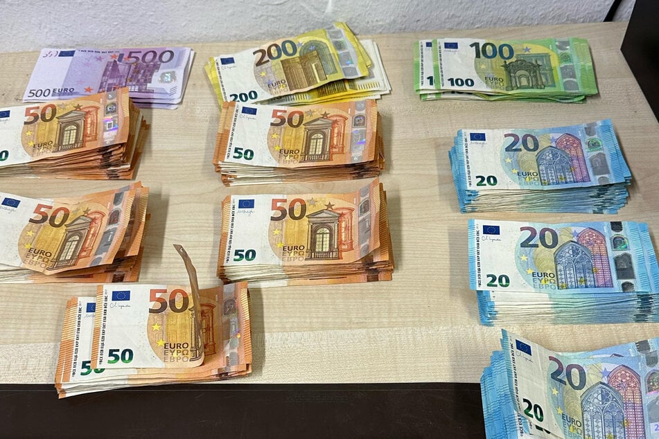 Rund 25.000 Euro in Bar fanden die Ermittler in dem leerstehenden Einfamilienhaus in Porz.