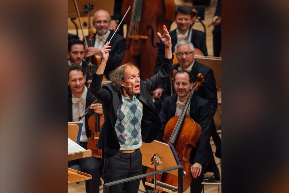 "Dirigieren kann ich selbst": Moderator Olaf Schubert (58) griff beherzt zum Taktstock.
