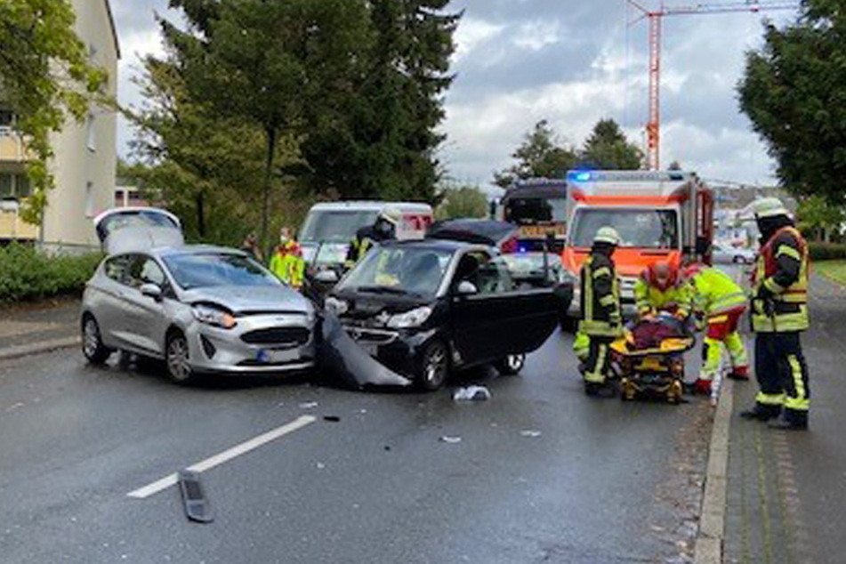 Bei dem Unfall lösten sich Fahrzeugteile. Die Polizei musste die Straße vorübergehend sperren.