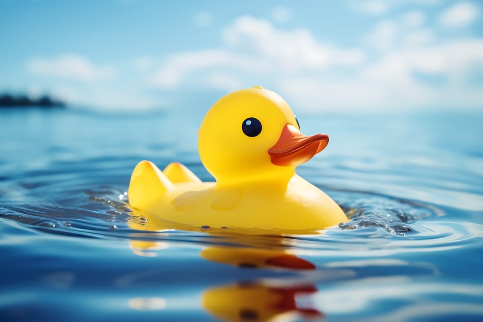 Manch ein Gewässer in Sachsen ist so künstlich wie diese Ente.
