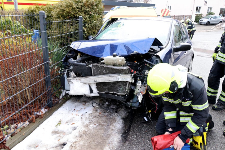 Beide Autos mussten abgeschleppt werden.
