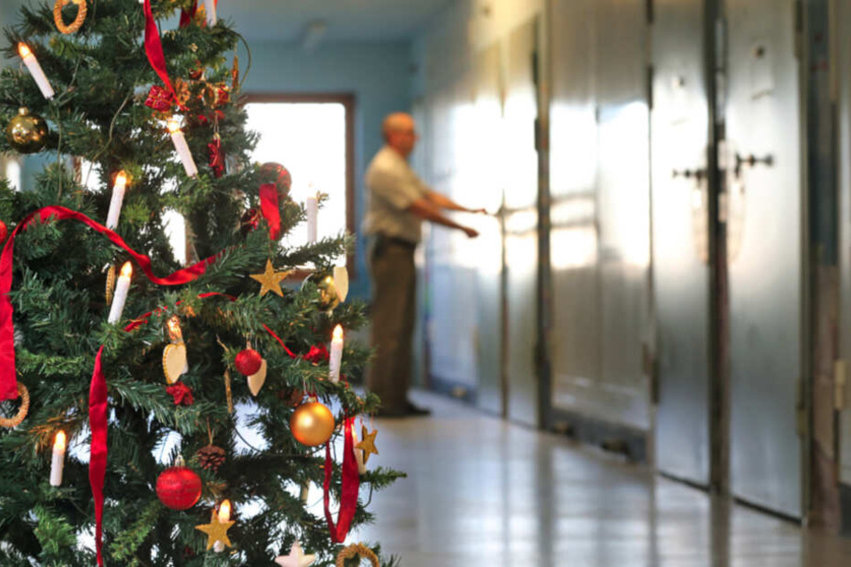 Weihnachten wird es auch im Knast besinnlich. Auf den Fluren stehen geschmückte Christbäume.