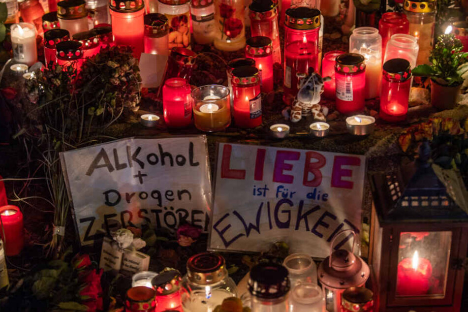 Kerzen, Blumen, Stofftiere und zwei Zettel mit den Aufschriften "Alkohol + Drogen ZERSTÖREN" und "LIEBE ist für die EWIGKEIT" wurden an der Unglücksstelle abgelegt.