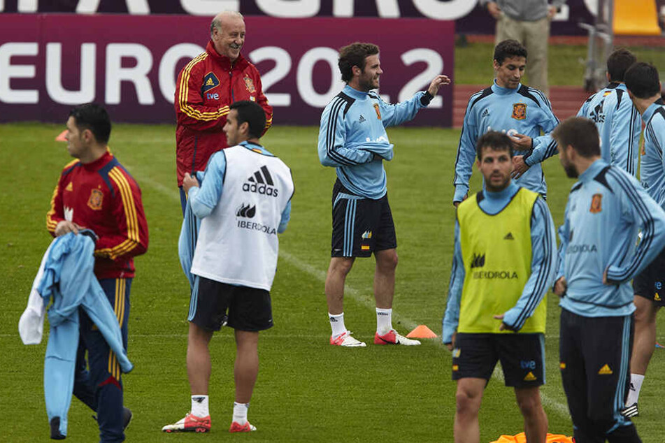 Spaniens damaliger Nationaltrainer Vicente del Bosque (hinten) hatte mit seinen Stars viel Spaß in Gniewino