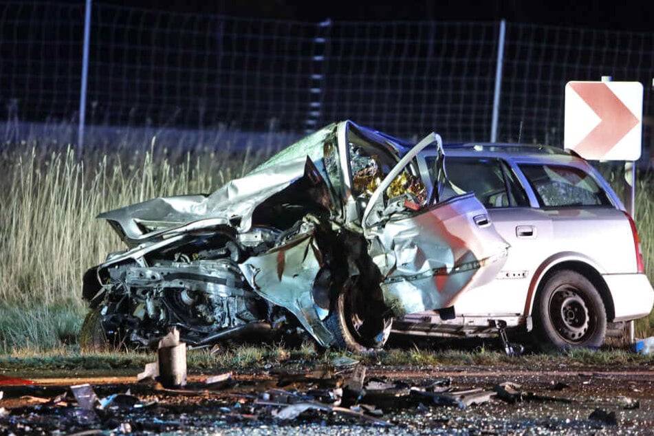 Der Fahrer des Opel verstarb noch am Unfallort.