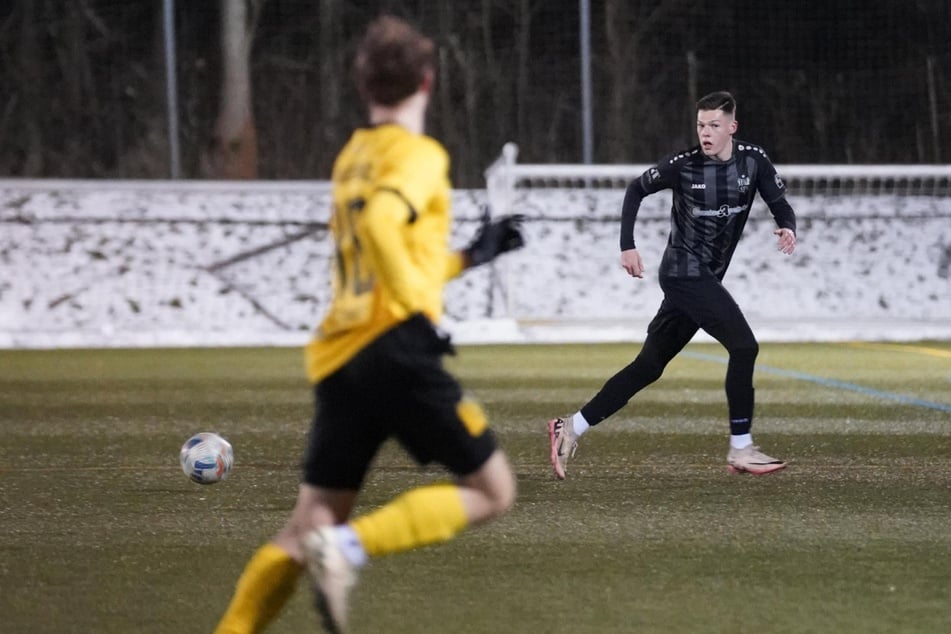 Linksverteidiger Niclas Walther (r.) traf mit dem CFC am Freitagabend in Chemnitz-Kappel auf den VfB Auerbach.