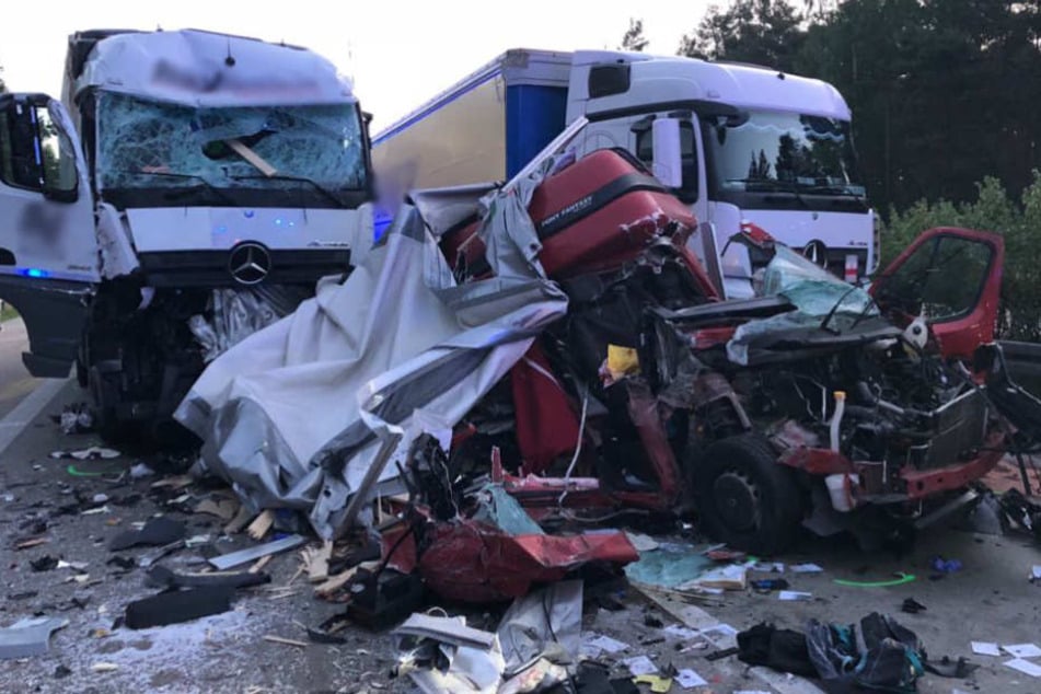 Unfall A13: Horror-Unfall: Lkw gerät in Gegenverkehr und zerfetzt Transporter