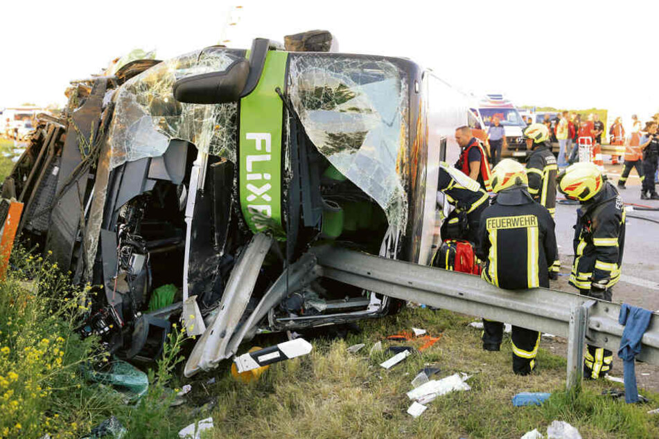 Auf der A 9 war dieser Flixbus umgekippt. Eine Leitplanke bohrte sich ins Innere, eine Frau starb.