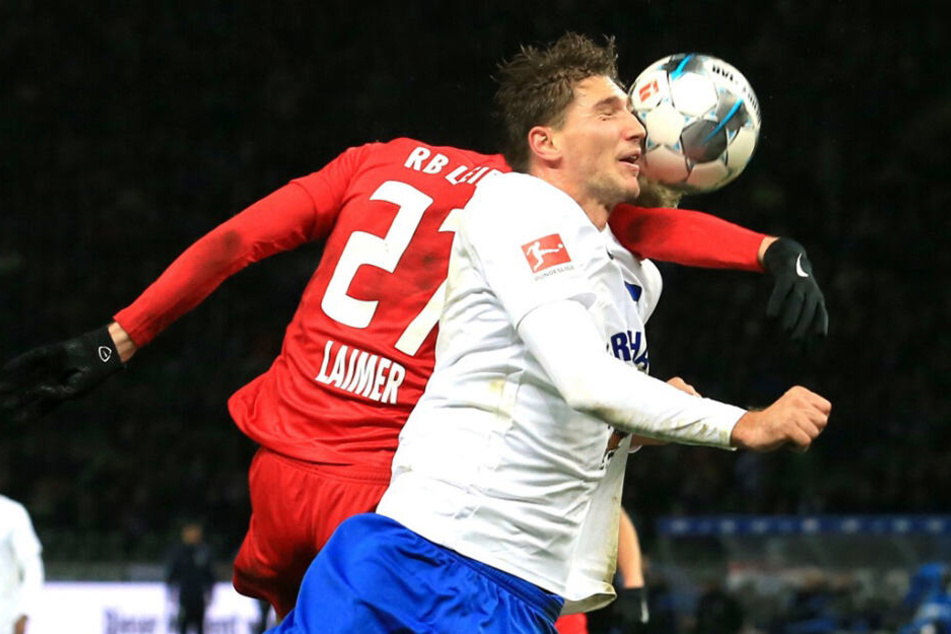 Im Strafraum traf Konrad Laimer seinen Gegenspieler Niklas Stark mit ausgebreitetem Arm im Gesicht. Der Herthaner brach sich dabei das Nasenbein.