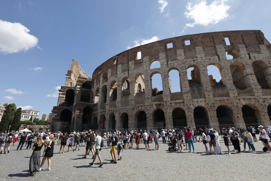 Jede Menge Touristen vor dem Kolosseum in Rom.