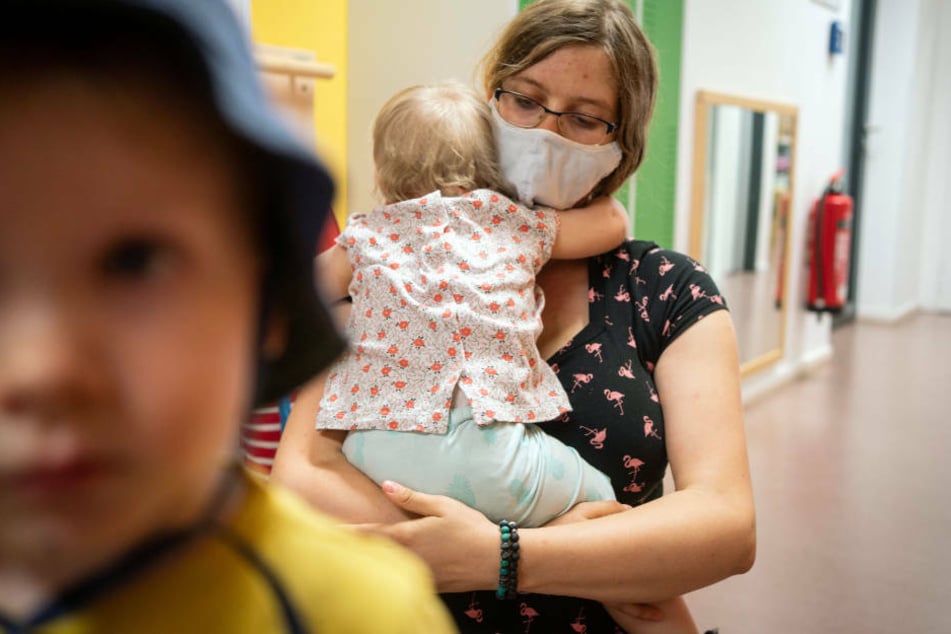 Kita-Erzieherin mit Mundschutz: Eine "altersangemessene pädagogische Kommunikation" sei so nicht vorstellbar, sagt GEW-Geschäftsführerin Karola Stötzel.