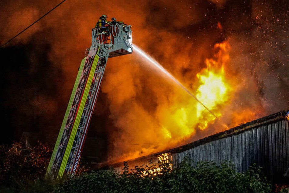 Feuerwehrleute bei den Löscharbeiten.