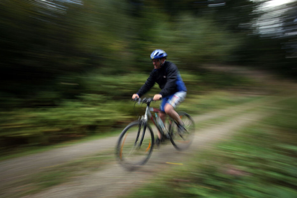Der Radfahrer stürzte über das Seil und verletzte sich. (Symbolbild)