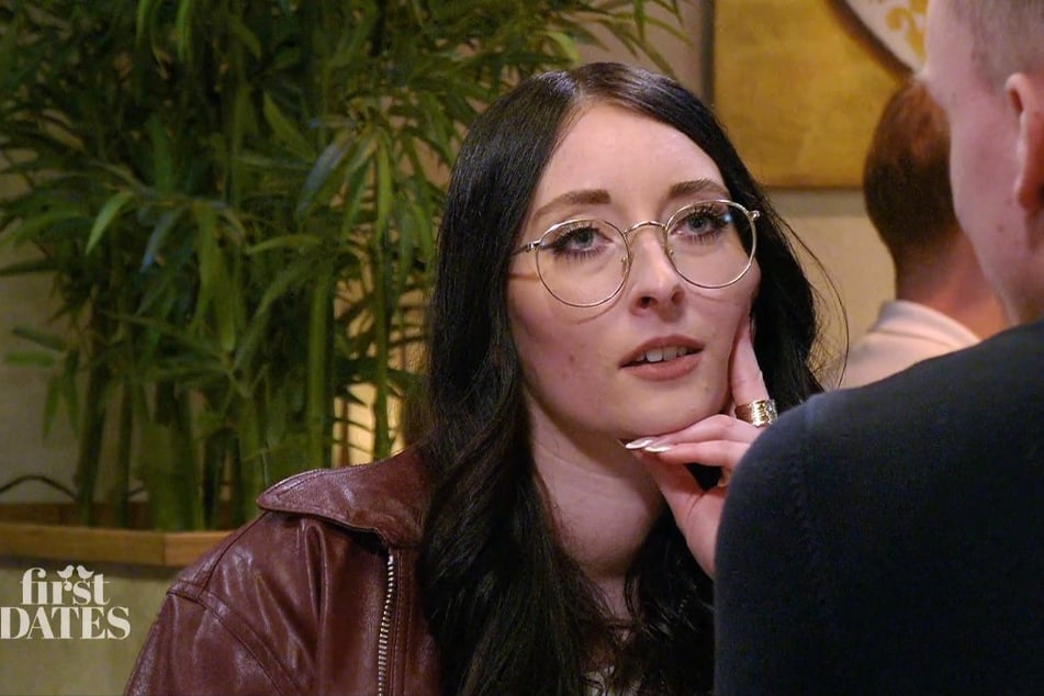 Jasmin (28) staunt nicht schlecht, als sie erfährt, dass Philipp (28) gerade erst Vater geworden ist.