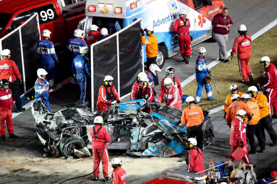 Rennfahrer Ryan Newman wird nach einem schweren Unfall in einen Krankenwagen gebracht, nachdem ihn Rettungskräfte aus seinem Auto geholt haben.