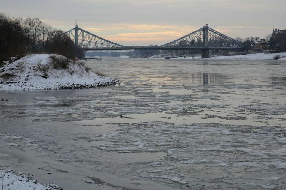Die Elbe in Dresden am Donnerstagmorgen: Vereinzelt treiben kleine Eisschollen auf der Oberfläche. 