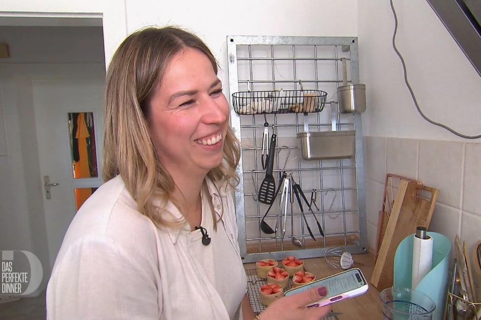 Alex (33) kann sich ein herzliches Lachen nicht verkneifen, als Freund René (30) ihr Frühlingszwiebeln als Lauch andrehen will.