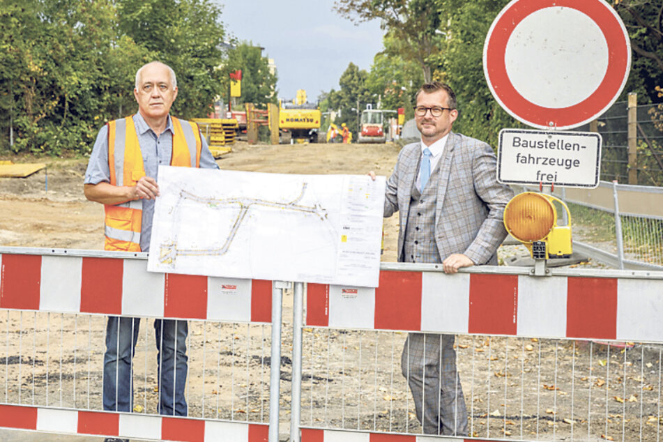 Die Stadt baut in Naußlitz. Sachgebietsleiter Frank Hering (58, l.) und Baubürgemeister Raoul Schmidt-Lamontain (43, Grüne) stellten die Pläne vor.