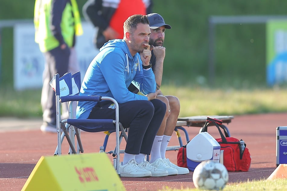 Blicken auf kommende Neuzugänge: Cheftrainer Benjamin Duda (l.) und sein Co Niklas Hoheneder.