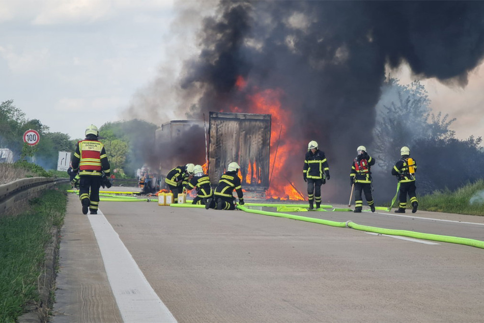 Ein Lastwagen ist am Freitagvormittag in ein Stauende gekracht und brannte daraufhin aus.
