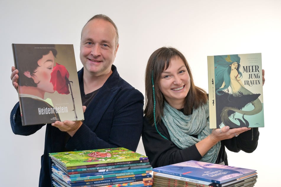 Sebastian Lohse (47) und Marianna Korsh (38) zeigen stolz zwei ihrer neuen Bücher.