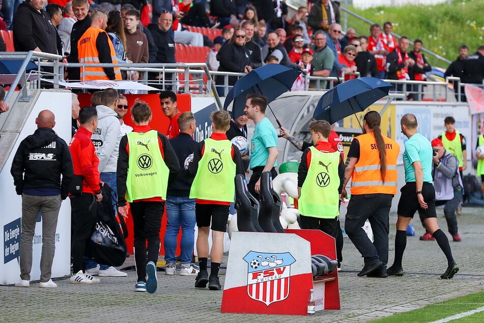 Beim FSV Zwickau haben sie dazugelernt: Das Schiri-Gespann um Martin Speckner (27) wurde gut beschirmt in die Kabine geleitet.