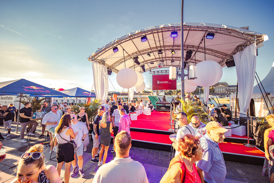 Die Lounge ist eine beliebte Sitzmöglichkeit im Stadtfest-Trubel.