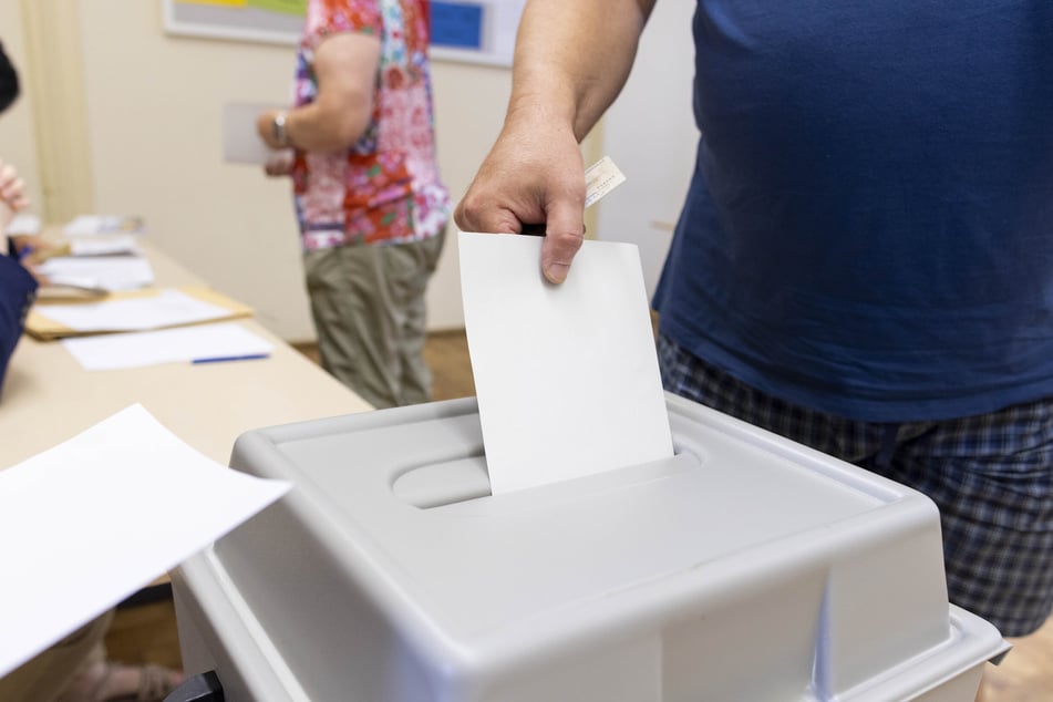 Wie hier in einem Dresdner Wahllokal, haben die ersten bereits ihre Stimme abgegeben.