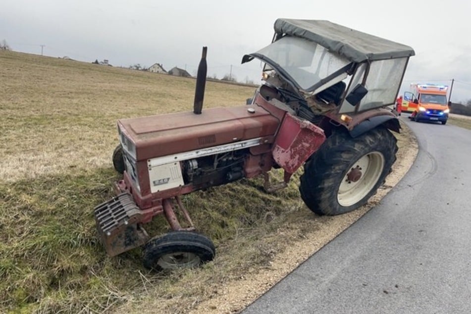 Ein Mann (85) ist in der Oberpfalz von seinem Traktor überrollt und schwer verletzt worden.