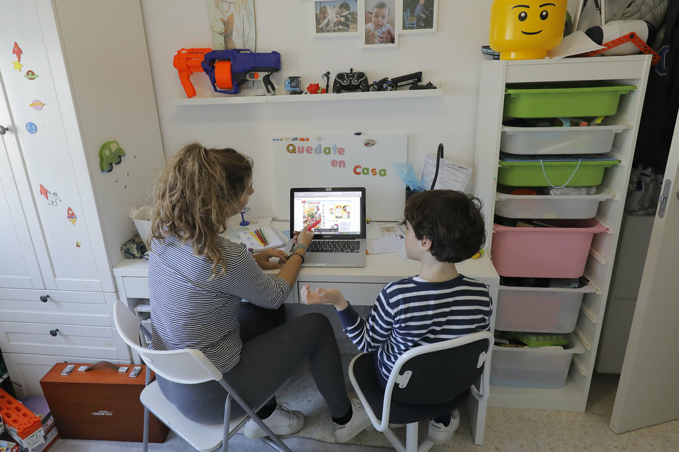 Derzeit sachsenweit Alltag: Eltern pauken mit ihren Kinder zu Hause.
