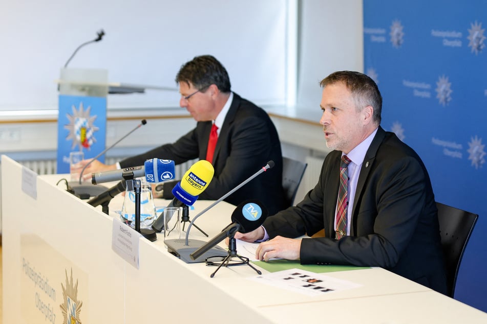 Bei der gemeinsamen Pressekonferenz vom Polizeipräsidium Oberpfalz und der Staatsanwaltschaft Regensburg zum Vermisstenfall Kerstin Lee Langley: Der leitende Kriminaldirektor Robert Fuchs (r.) neben Oberstaatsanwalt Thomas Rauscher.