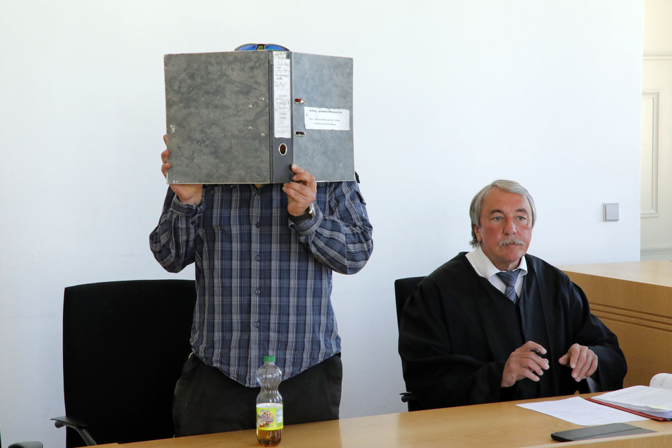 Johnny M. (31) hat eine Dreizehnjährige an der Zentralhaltestelle getreten - aus Notwehr, wie er sagt.