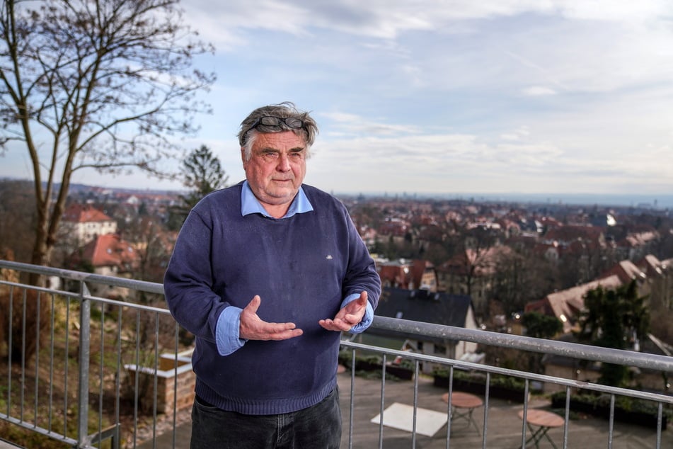 Arbeiten vor traumhaftem Panorama: Eigentümer Rolf-Dieter Sauer (73) von der Bergwirtschaft Wilder Mann hat ab Mai alle Hände voll zu tun.