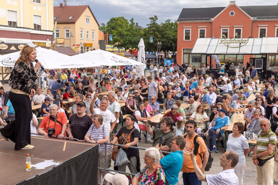 Der Marktplatz in Heidenau war zum Bühnenprogramm gut mit Zuschauern gefüllt.