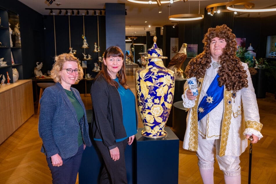 Manufaktur-Chefin Anja Weidemann (50, v.l.), Leiterin Kathrin Kretzschmar (45) und "August der Starke" freuen sich über die Nominierung.
