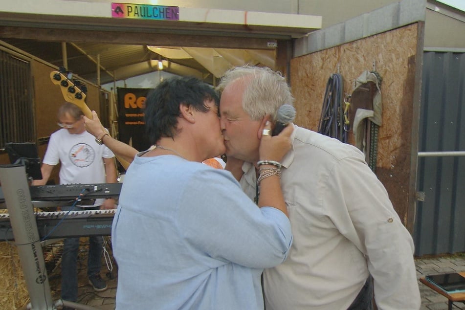 Auf einer Party sorgt die Gnadenhofbetreiberin für eine Überraschung und küsst ihren Bewerber auf den Mund.