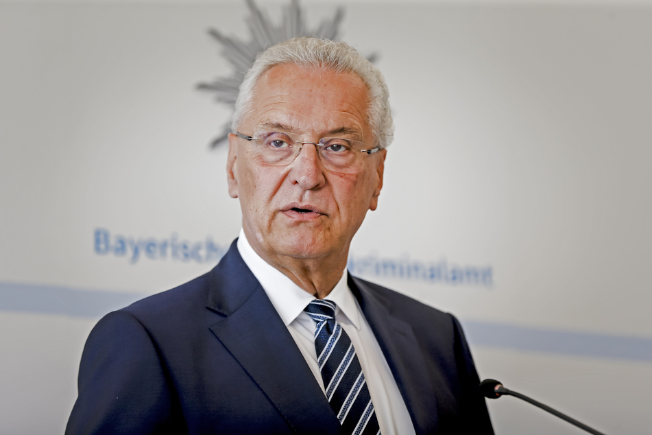 Bayerns Innenminister Joachim Herrmann (66, CSU) hat sich in München zu Erkenntnissen des bayerischen Verfassungsschutzes geäußert.