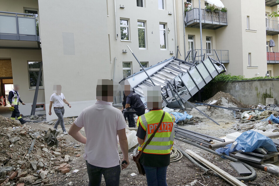 Ein Balkon ist am gestrigen Freitag auf der Lutherstraße während des Aufbaus zusammengestürzt.