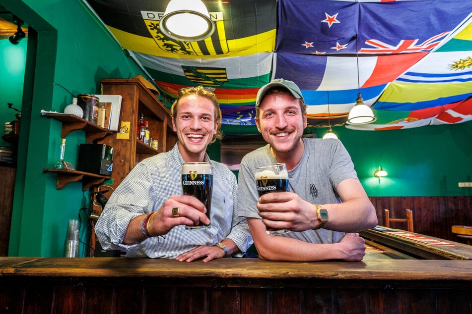 Stoßen mit einem Bier auf ihre erste eigene Kneipe an: Kristian (22, l.) und Erik Töpfer (26).
