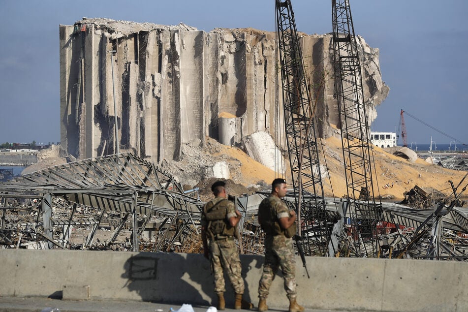 Soldaten der libanesischen Armee stehen Wache an dem Ort an dem es zwei Tage zuvor (4. August) zu einer massiven Explosion kam.