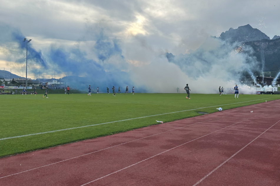 Hertha-Fans nebeln das Stadion ein.