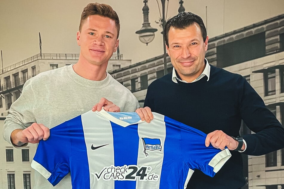 Sportdirektor Benjamin Weber (45, r.) präsentiert den ersten Neuzugang: In Zukunft trägt Grönning das Hertha-Trikot.