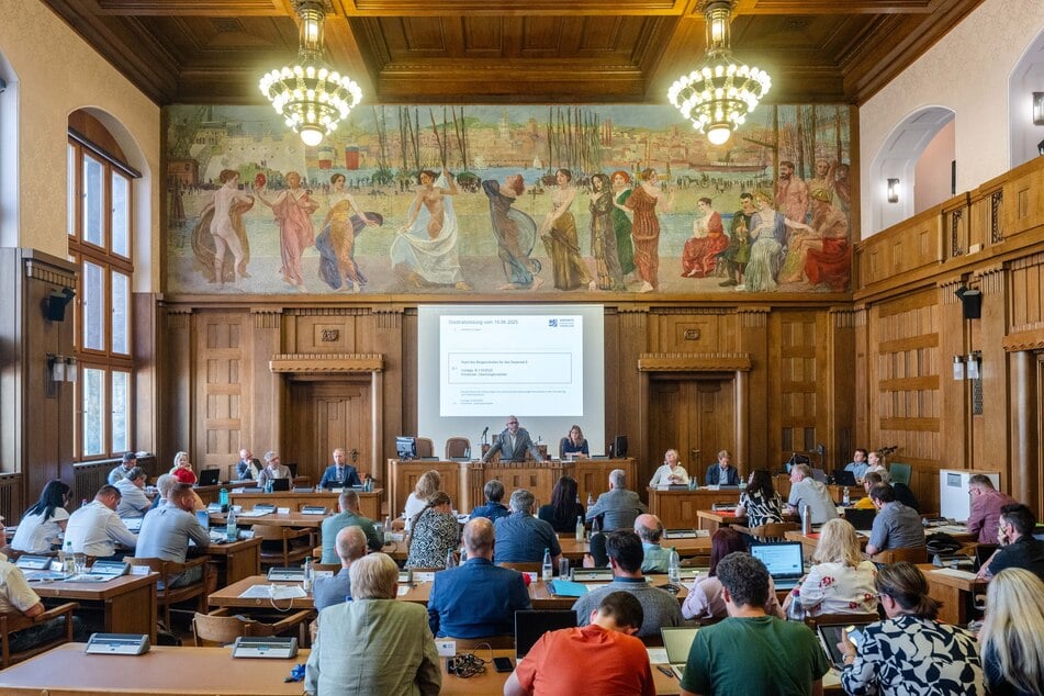 Der Stadtrat kommt im historischen Stadtverordnetensaal im Neuen Rathaus zusammen.