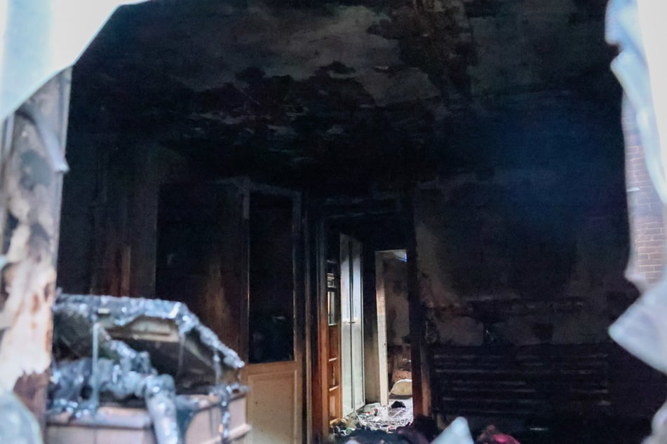 Die Wohnung im Erdgeschoss brannte vollständig aus und ist nicht mehr bewohnbar.
