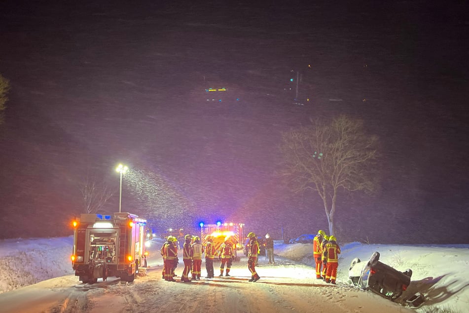 Auf schneeglatter Straße: Renault landet kopfüber im Straßengraben