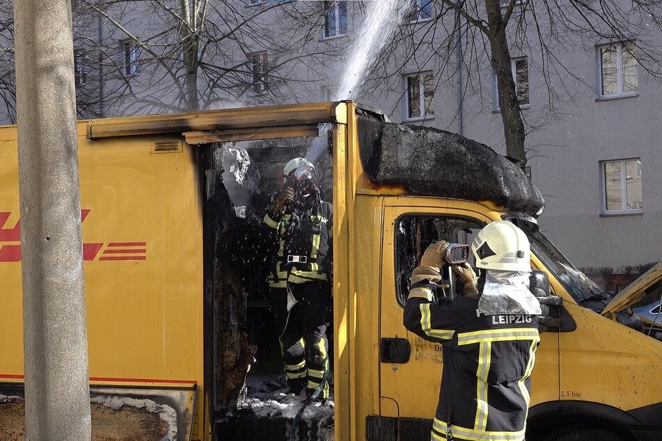 Leipzig: DHL-Auto fängt beim Zustellen Feuer: Pakete im Inneren zerstört